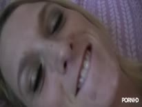 Скриншот 2 для видео Блондинка снимает на камеру забавы с вибратором
