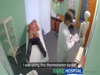 Скриншот для Похотливый доктор уложил пациентку на кушетку и устроил с ней порно
