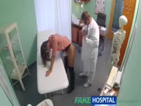 Скриншот 5 для видео Похотливый доктор уложил пациентку на кушетку и устроил с ней порно