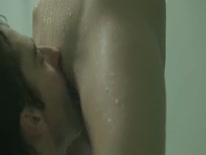 Скриншот 3 для видео Худенькую 18 летнюю подругу паренек романтично прет в душе