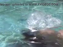 Скриншот 4 для видео Телка под водой в бассейне делает парню минет