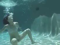 Скриншот 5 для видео Телка под водой в бассейне делает парню минет